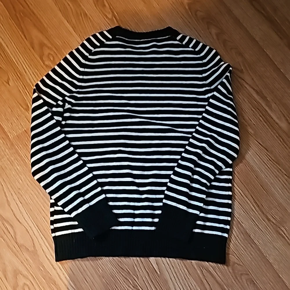 Sweaters - Picture 7 of 7
